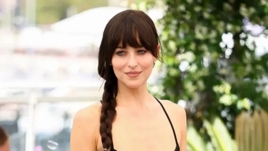 Dakota Johnson’s Retro Poolside Seating Dominates 2026 Trends — A Mid-Century Backyard Transformation