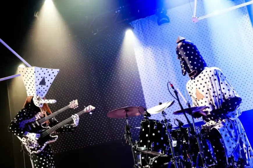 Angine De Poitrine Club Soda: A Packed Launch, a Viral Surge, and Independence