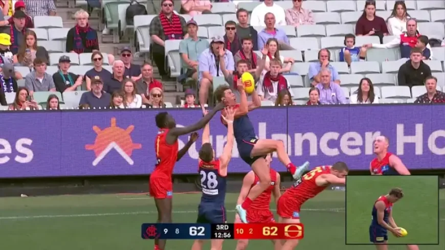 Jake Melksham lights up the MCG with huge hanger