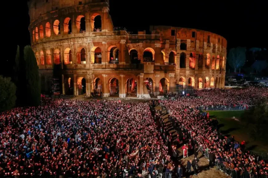 Pope Francis and the 30,000-Voice Good Friday Moment at the Colosseum