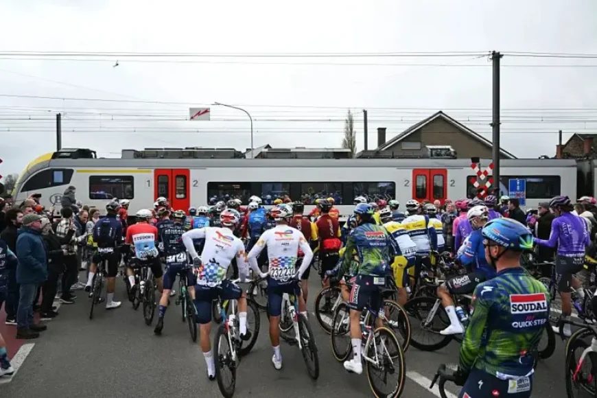 Flanders race briefly neutralised after level crossing disruption