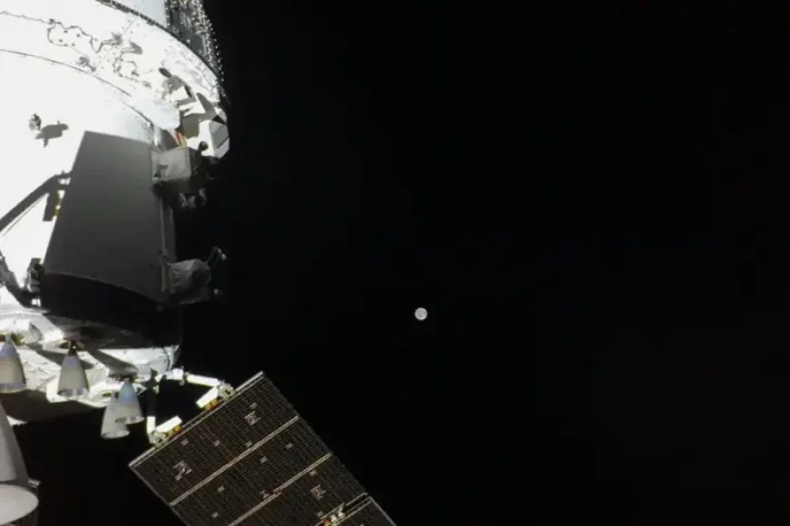 Face Cachée De La Lune and Artemis II as the lunar flyby nears