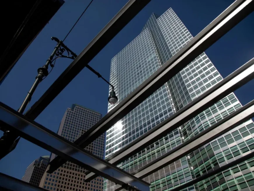 Goldman Eyes Private Credit Opportunities Amid Retail Retreat