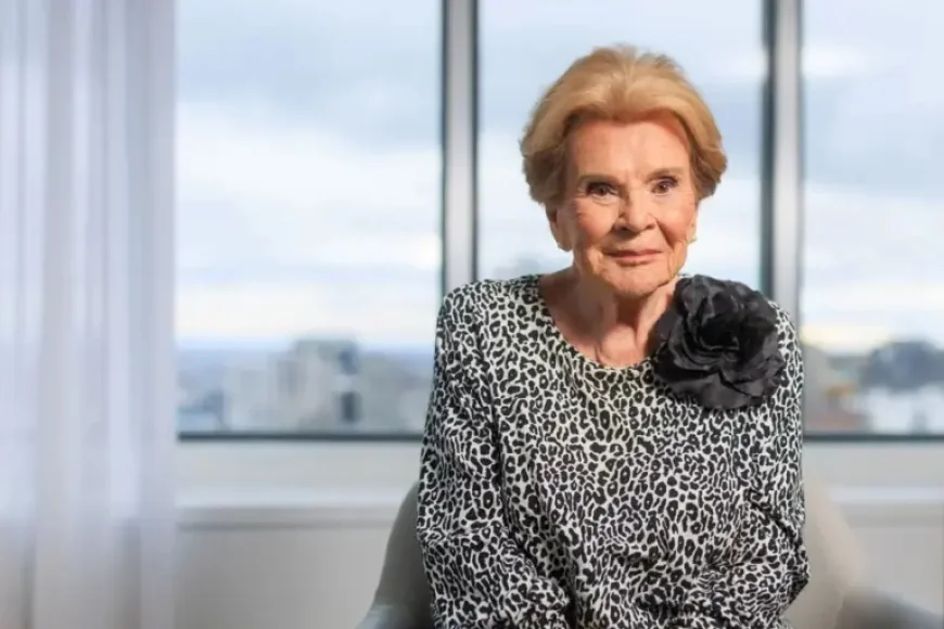 Janette Bertrand and the SILQ pivot as the event opens in Québec