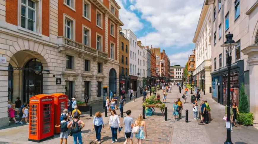 Hyde Park and 3 signs a “prettiest” London walk is more than a spring stroll