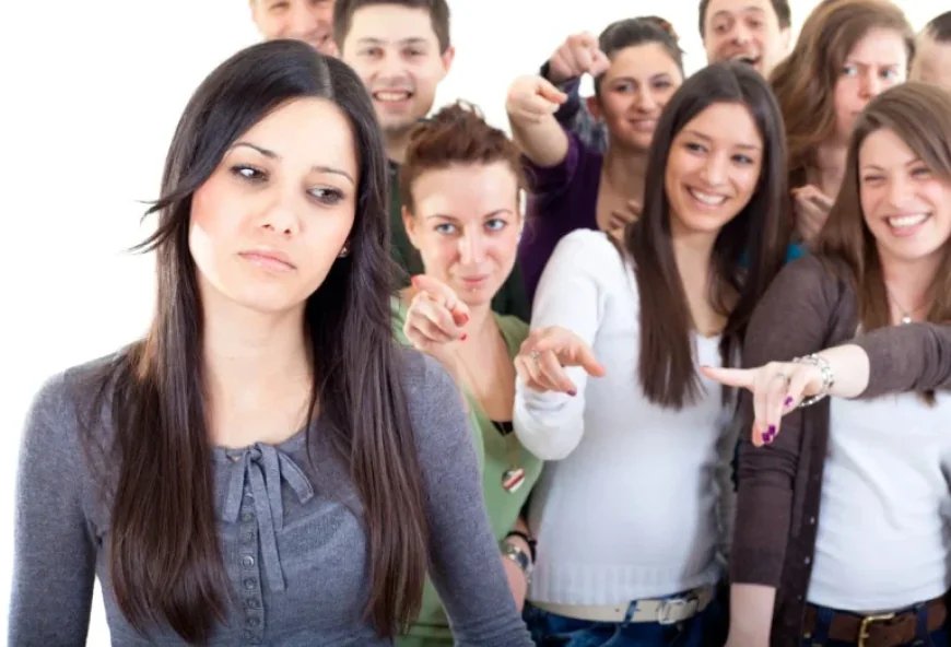 Meta AI App: Friends Can See Your Use, Prompting Embarrassment