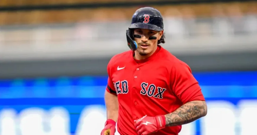 Jarren Duran Responds to Fan’s Offensive Taunt with Obscene Gesture