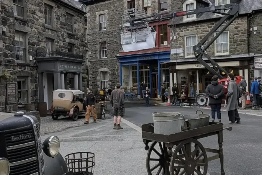 Anthony Hopkins turns Gwynedd town into a Hollywood scene: 200 people gather for film shoot
