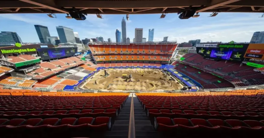 Supercross Today: Eli Tomac’s crash turns Cleveland into a night of shifting title pressure