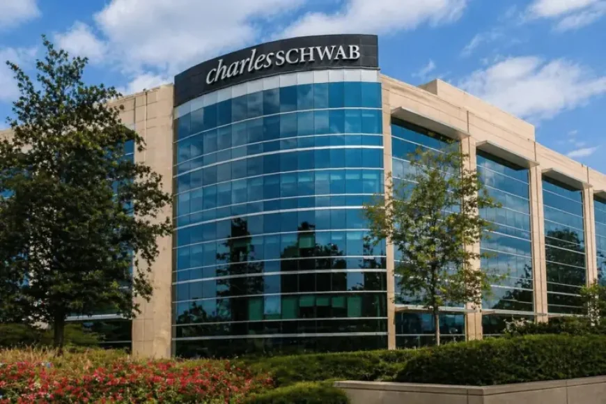 Schd Etf Dividend Yield: Early Investors See a 12.5% Return on Cost as the Fund Holds Near Highs