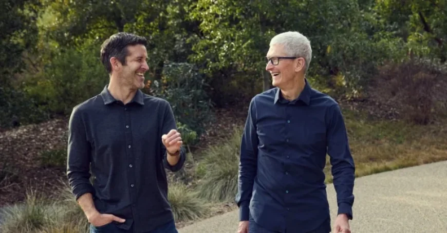 Tech Leaders and Trump React to Tim Cook’s Departure as Apple CEO