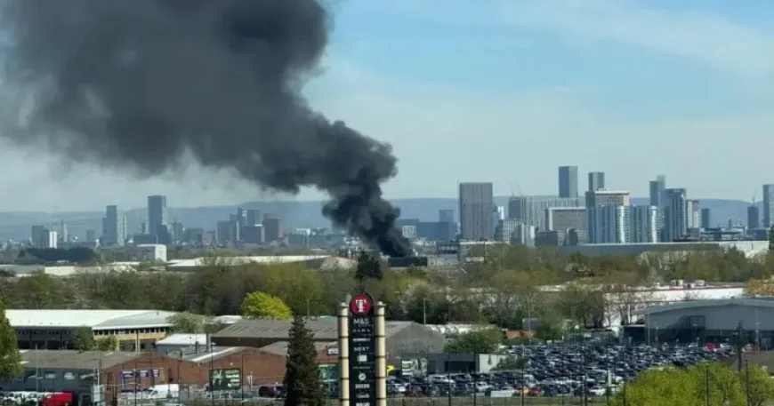 Fire Trafford Park: 1 huge smoke cloud spotted as blaze breaks out