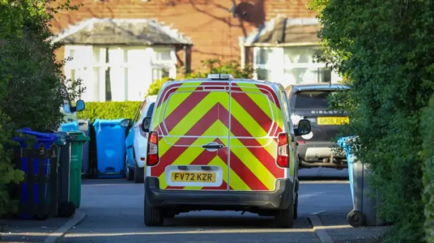 Fire in Burnage: 3 stations, 1 death, and a taped-off street