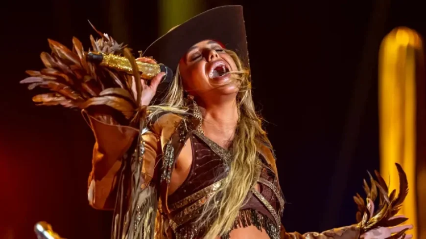 Lainey Wilson Revives Good Vibes with Stagecoach Performance – Review