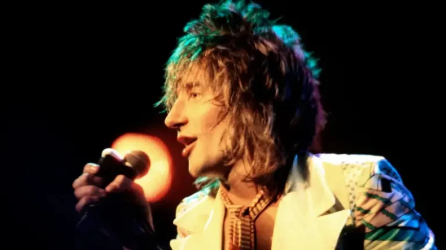 Rod Stewart and the 1971 No. 1 Song His Label Nearly Blocked