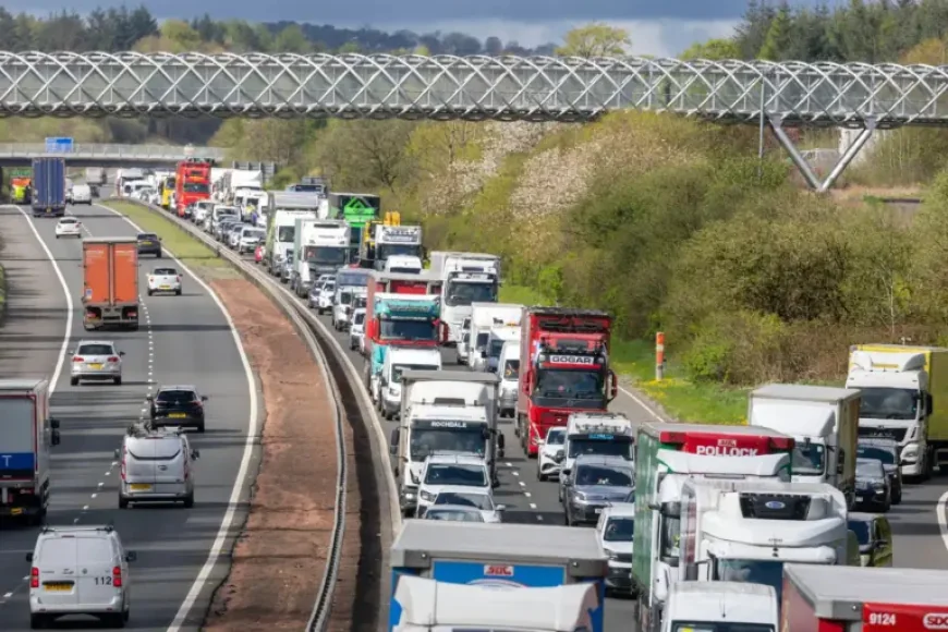 M8 Closed After Lorry Sheds Load: 1 Eastbound Disruption During Rush Hour