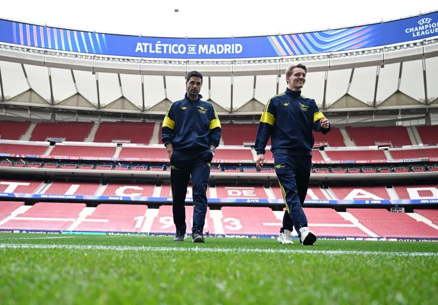 Noni Madueke curls 25-yard shot just wide for Arsenal