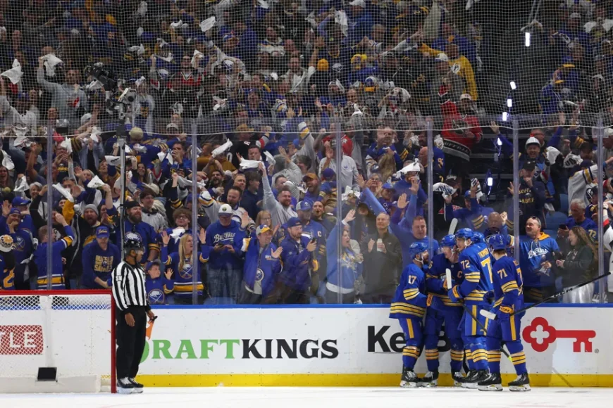 Les partisans des Sabres sauvent l’Ô Canada à Buffalo — Tva Sport