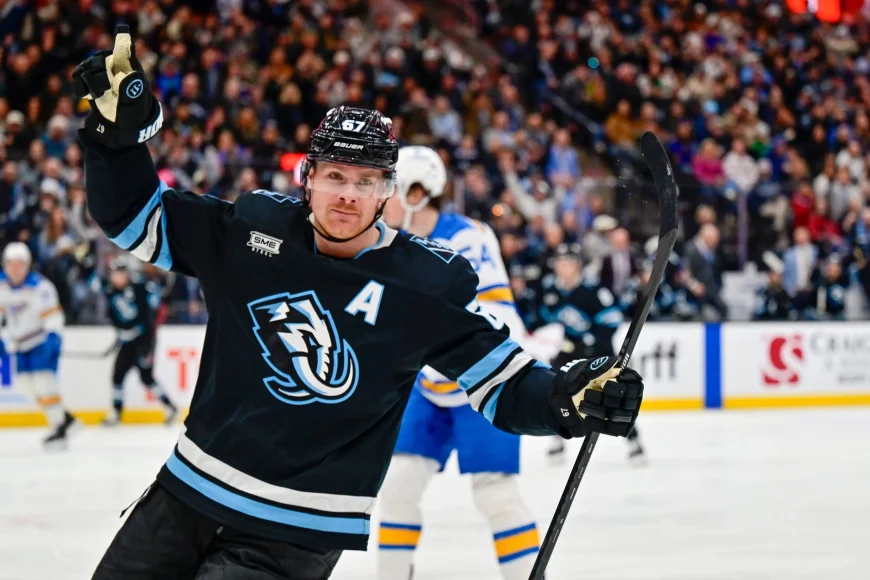 Lawson Crouse Returns After 2020 Playoff Wait