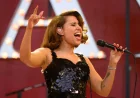 Raye Singer fills Bill Graham Civic with a two-hour Mother’s Day set