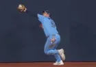 Daulton Varsho Makes 10th-Inning Wall Catch for Blue Jays