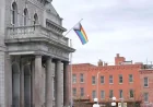 Trois-Rivières hisse Drapeau arc-en-ciel sur la place de l’Hôtel-de-Ville