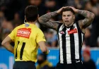 Jamie Elliott stretchered off with left knee injury