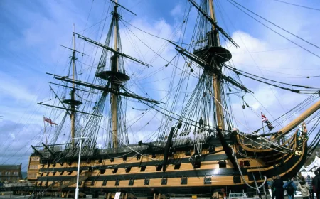 Workers remove Hms Victory foremast during 30,000-pound repair