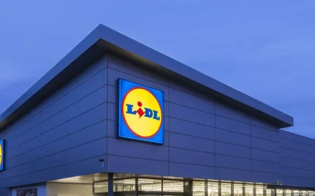 Aldi Lidl flags 8am to 9am quietest shop times over bank holiday