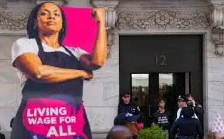 Ocasio-Cortez Backs $25 Wage Plan as Federal Rate Stalls