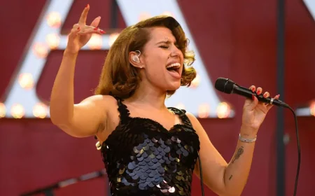 Raye Singer fills Bill Graham Civic with a two-hour Mother’s Day set