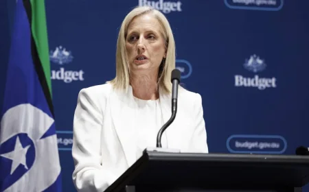 Katy Gallagher warns of 3900 extra bureaucrats in budget