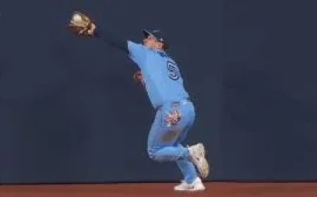 Daulton Varsho Makes 10th-Inning Wall Catch for Blue Jays
