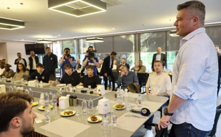 Sadettin Saran Dines With Squad Before Eyüpspor Fenerbahçe Vs Eyüpspor