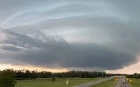 Forecasters issue tornado emergency in Kansas, Missouri — Tornado Tracker Live