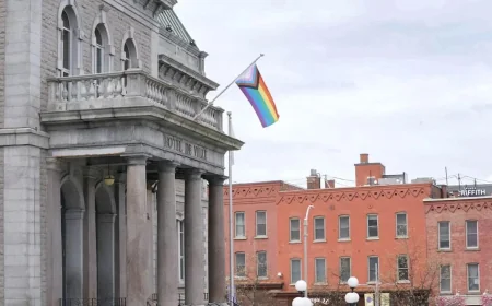 Trois-Rivières hisse Drapeau arc-en-ciel sur la place de l’Hôtel-de-Ville