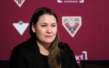 Rebecca Leslie propulse Marie Philip Poulin dans le 2-1 d’Ottawa