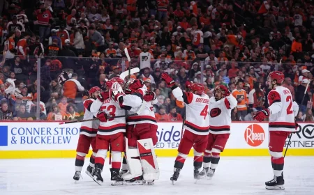 Eric Robinson tips Hurricanes to 1-0 Game 2 lead
