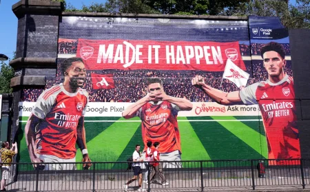 Arsenal Lifting Trophy Draws Thousands Back to Finsbury Park