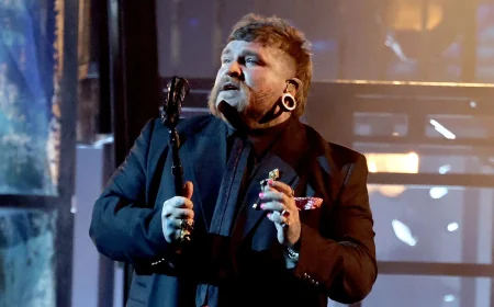 Teddy Swims Performs 'Mr. Know It All' at 2026 AMAs