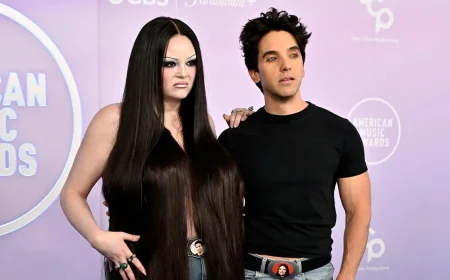 Meg Stalter and Paul W Downs Jokingly Present at 2026 AMAs