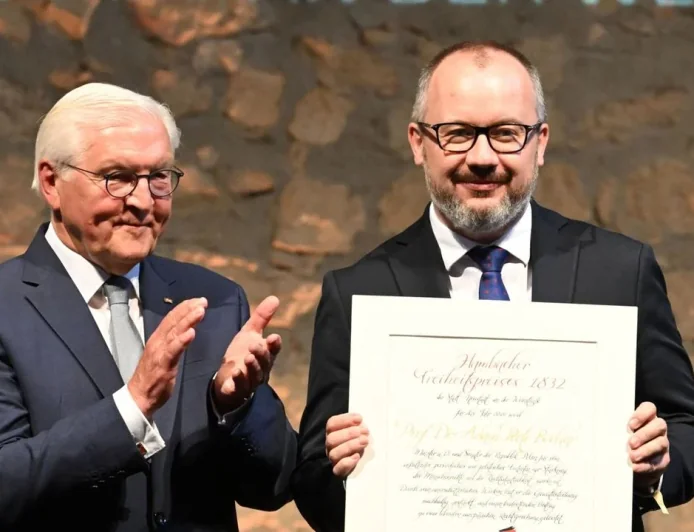 Steinmeier warnt in Neustadt vor autoritären Tendenzen