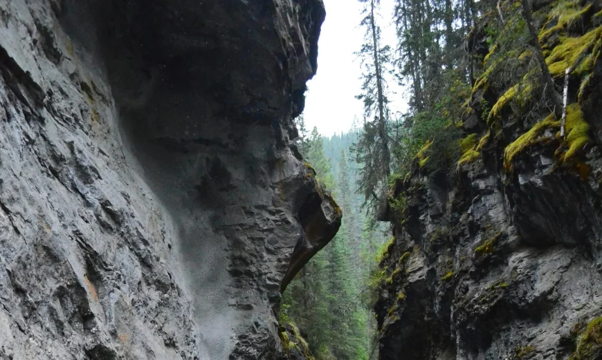 Parks Canada closes Johnston Canyon after suspected drowning
