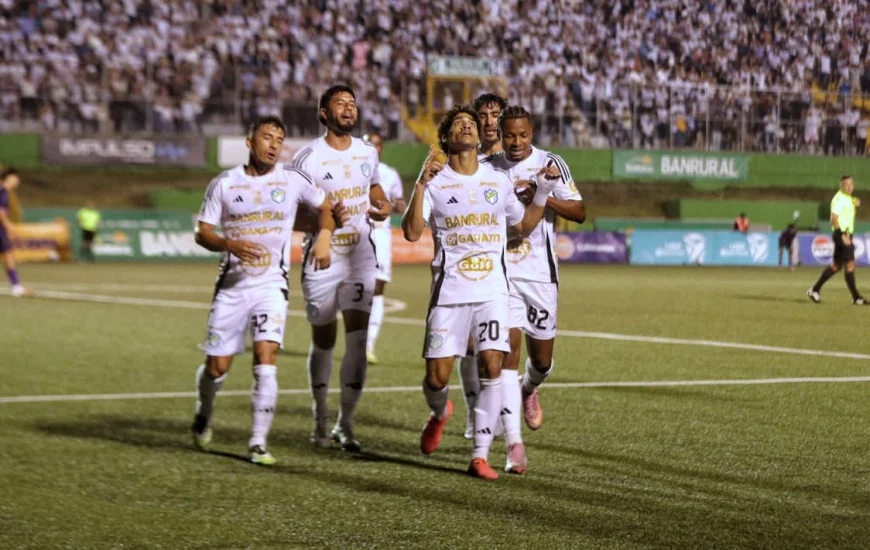 Vuletich’s Header Lifts Comunicaciones Past Antigua GFC 2-0 — Xelajú Mc - Marquense
