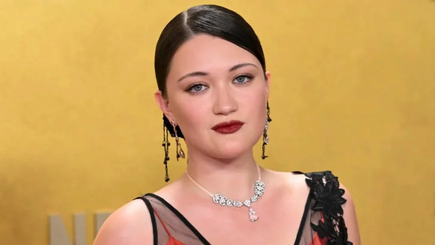 Isa Briones Warns Broadway Crowd After The Pitt Yells