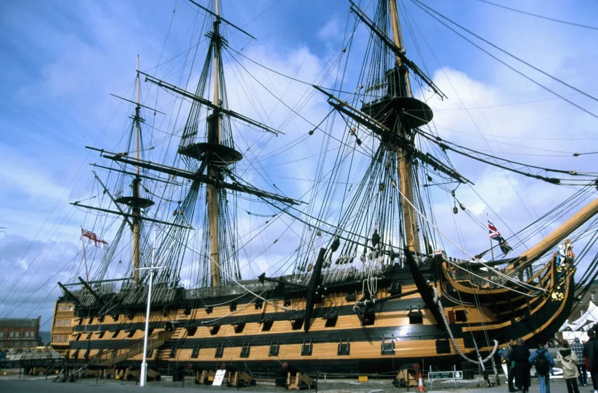 Workers remove Hms Victory foremast during 30,000-pound repair