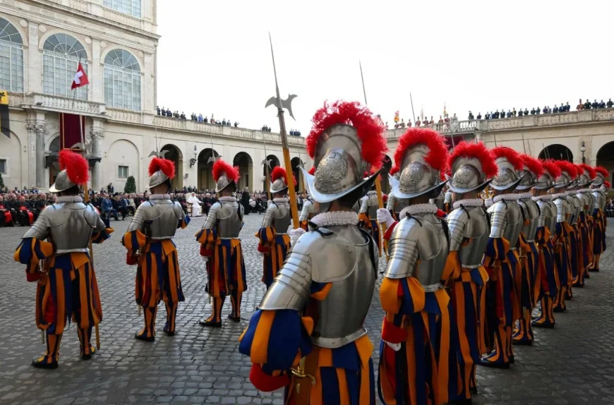 Jules Répond designed the Swiss Guard uniform, officialized in 1914 — Pape Léon Xiv