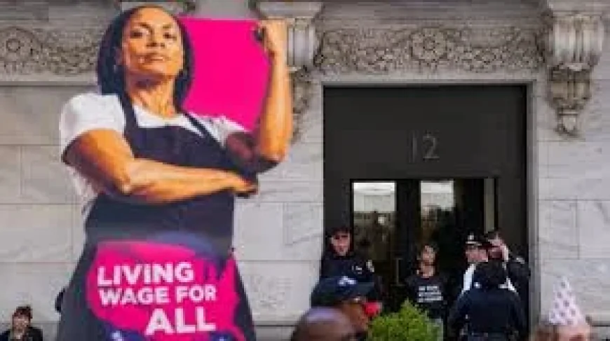 Ocasio-Cortez Backs $25 Wage Plan as Federal Rate Stalls