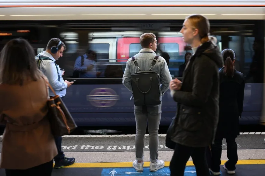 South Western Railway delays hit London Waterloo and Vauxhall services
