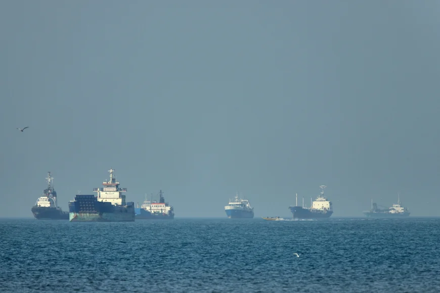EUA atacam Portos de Qeshm e Bandar Abbas perto de Ormuz